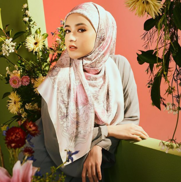 Hijab pashmina dengan motif bunga-bunga segar